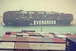 Tàu Ever Given tiếp tục chắn ngang kênh đào Suez
