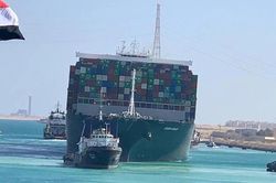 Siêu tàu Ever Given thoát cảnh mắc cạn, kênh đào Suez thông thương trở lại
