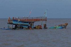 Tàu cá Quảng Bình chìm trên biển do va chạm với tàu chở hàng