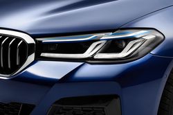 Muốn kích hoạt đèn pha tự động, người dùng BMW phải trả thêm tiền
