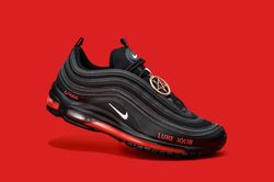 Nike kiện công ty sản xuất giày chứa máu người