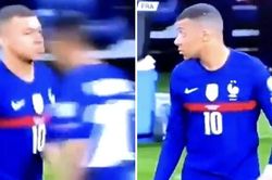 Mbappe ngơ ngác khi bị Martial từ chối bắt tay ở tuyển Pháp