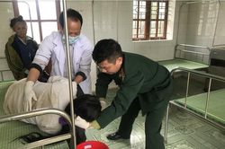 Hai vợ chồng nguy kịch tính mạng do uống nước lá ngón