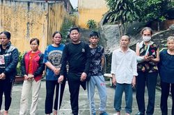 Bắt quả tang 5 phụ nữ thôn quê tụ tập 'xóc đĩa' cùng đàn ông