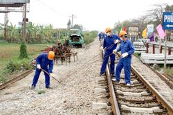 Bảo trì đường sắt cầm chừng: Tranh cãi về 'tiêu tiền', vay lãi trả lương