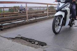 'Cầu trăm tuổi' ở Hà Nội xuống cấp nghiêm trọng, lộ khe nứt