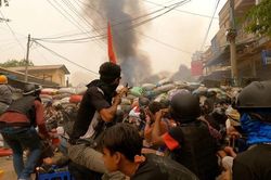Thương vong không ngừng tăng, người biểu tình Myanmar dùng 'vũ khí rác'