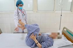 Ham hít bóng cười, cô gái 20 tuổi không đi lại được