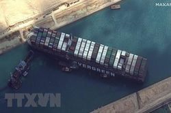 Cận cảnh tàu Ever Given di chuyển sau khi được giải cứu thành công