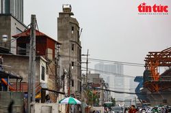 Những căn nhà 'kì dị' sau khi mở rộng đường vành đai 2 ở Hà Nội