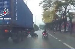 Thoát chết sau khi chui vào gầm container