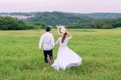 Vợ tương lai ngất xỉu lúc chụp ảnh cưới, tôi đưa đi cấp cứu mới hay bí mật kinh khủng