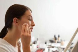 7 công dụng tuyệt vời của sáp vaseline đối với phái đẹp mà bạn không nên bỏ lỡ