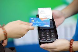 Từ ngày mai (31/3): 100% thẻ ATM phát hành mới cho người dân sẽ được gắn chip