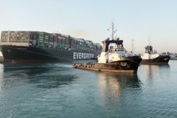 Kênh đào Suez hết tắc, hơn 400 tàu ùn ứ chờ đi