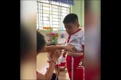 Chết cười xem bé trai cố hóp bụng khi đo vòng 2