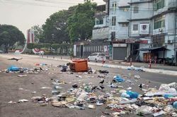 Dân Myanmar xả rác ra đường để biểu tình