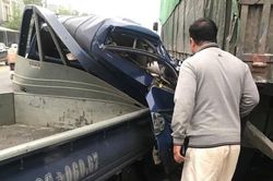 Xe tải tông vào đuôi xe đầu kéo trên quốc lộ 6 khiến 1 người tử vong