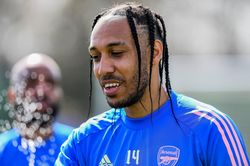 Kiểu tóc khác người của Aubameyang