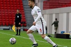 Luke Shaw đang giúp MU giải bài toán trung vệ như thế nào?