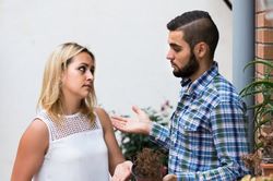 Lỡ 'gây chuyện', chồng nhọc nhằn thú tội với vợ