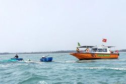 Trục vớt tàu cá bị chìm trên biển ở Quảng Nam
