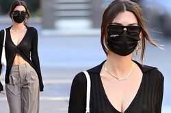 Mẫu nội y Emily Ratajkowsi dáng thon gọn, vòng 2 phẳng đến khó tin sau 3 tuần sinh con
