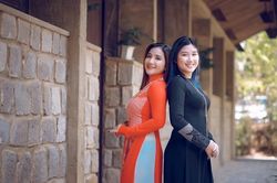Mẹ con NSƯT Cát Tường diện áo dài khoe vẻ đẹp dịu dàng