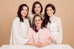 Lý Nhã Kỳ chia sẻ hình chụp đại gia đình toàn nhan sắc cực phẩm
