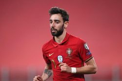 MU 'nhận quà' Bruno Fernandes, PSG âm thầm ký Aguero