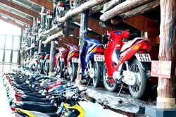Đại gia miền Tây có 500 xe mô tô biển số siêu đẹp, thuê người chăm mỗi ngày