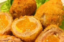 Sáng tạo món thịt cuộn quýt chiên xù, lạ lạ mà lại siêu ngon
