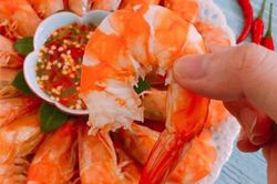 Luộc tôm không cầu kỳ nhưng đây mới là cách làm chuẩn, bao ngon