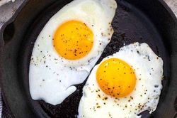 Ốp trứng dùng dầu nóng hay dầu lạnh mới đúng? Đầu bếp đưa ra câu trả lời bất ngờ