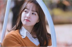 Park Bo Young trở thành biên tập viên ngọt ngào trong bộ phim 'Doom At Your Service'