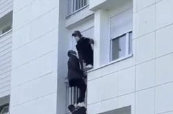 Bị ném khỏi tầng 3 của căn hộ đang cháy, bé 6 tháng tuổi vẫn sống sót thần kỳ