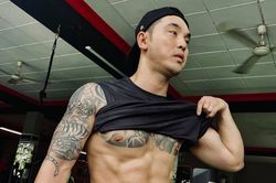 Ưng Hoàng Phúc Khoe body ở tuổi sát đầu 4 khiến cánh mày râu ganh tị