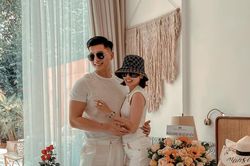 Lệ Quyên ôm eo, nép vào lòng tình trẻ Lâm Bảo Châu mừng sinh nhật tuổi 40