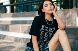Hoa hậu Tiểu Vy cool ngầu xuống phố với set đồ tomboy lạ mắt