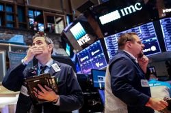 Dow Jones giảm hơn 100 điểm khỏi mốc kỷ lục, cổ phiếu Apple và Microsoft dẫn đầu thua lỗ