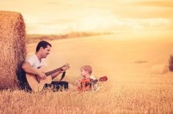 Nóc nhà ngày nay thuộc về người cha, hay người có tiếng nói trọng lượng trong nhà?