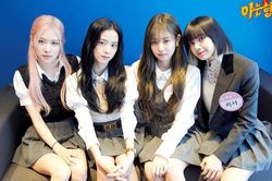 Muốn biết gu thời trang của BLACKPINK khác biệt thế nào, nhìn cách chọn đồng phục là rõ!