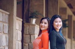NSƯT Cát Tường cùng con gái diện áo dài khoe vẻ đẹp dịu dàng