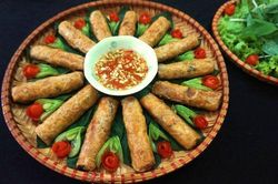 Hít hà 2 món nem rán giòn rụm nóng hổi 'vừa thổi vừa ăn'