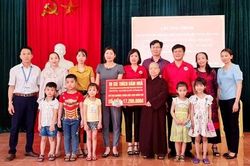 Trao tặng gần 180 triệu đồng hỗ trợ các gia đình khó khăn tại xã Phượng Lâu