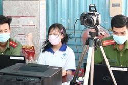 Công an 'đội nắng' làm CCCD