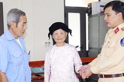 CSGT giúp cụ bà 90 tuổi đi lạc tìm được người thân