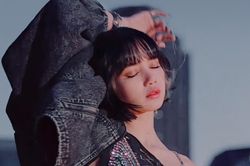 Một set đồ của Lisa trong MV 'Lovesick Girls' bị thay đổi vào phút cuối vì lý do khó tin