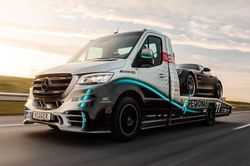 Xe khách Mercedes-Benz Sprinter được độ thành xe bán tải