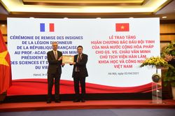 GS Châu Văn Minh nhận Huân chương Bắc Đẩu Bội tinh